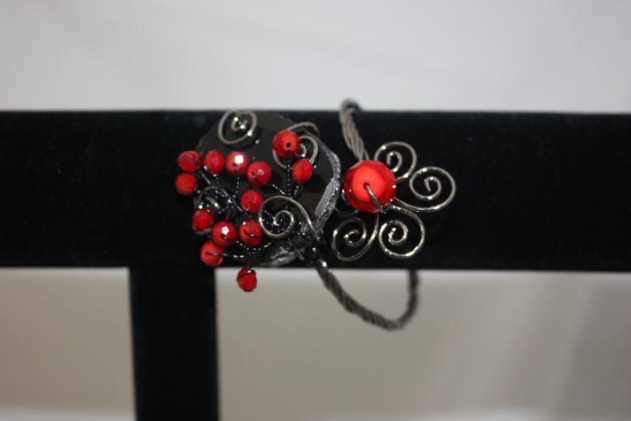 B832 - Metal Wire Bracelet with Large Stone and Flower