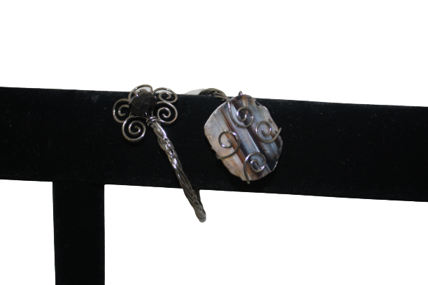B834 - Metal Wire Bracelet with Stone and Flower